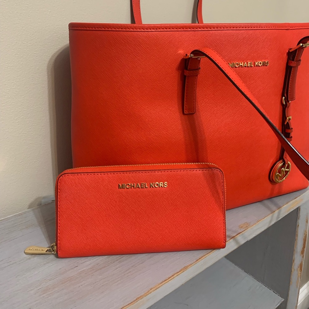 Michae Kors Acordian Wallet